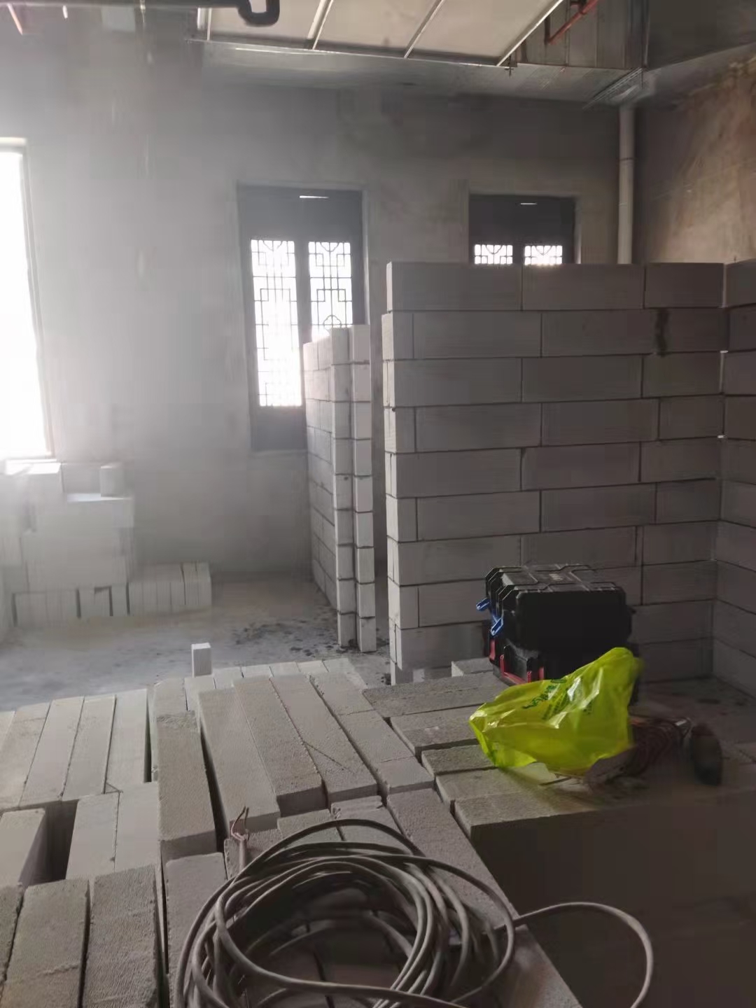 隔墙分区施工